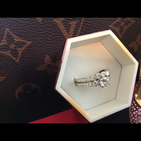 Gorgeous 14kt White Gold & Diamond Ring😍❤️💍 - Picture 3 of 6